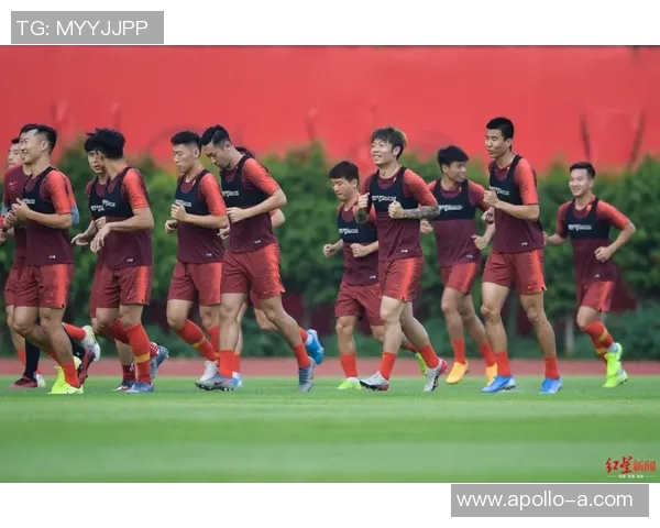 中国足球迎战关岛队全力争胜力争晋级亚洲杯预选赛决战时刻展现实力与团队精神